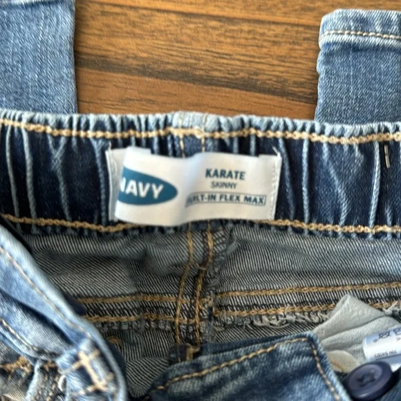 Great bundle of boys 2T Old Navy, Levi, & champion brand bottoms with 2 shirts - Picture 3 of 13